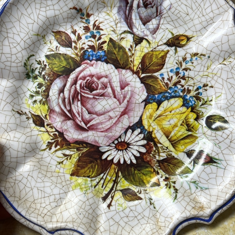 Crackle design decorative plate by Lami , excellent condition